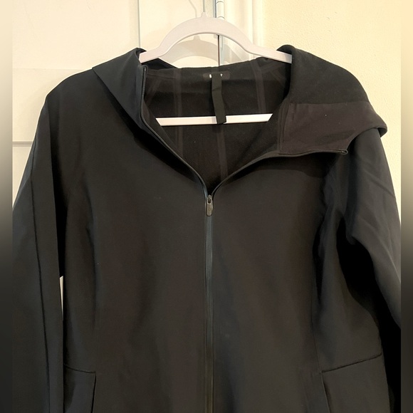 Lululemon Athletica Glyde Along Black Softshell Hooded Rain Jacket Size 8 EUC - Picture 2 of 5